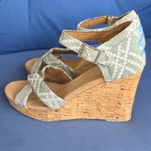 TOMS Light Green Chevron Check Wedge Sandals Size 9 Cork Heel Ankle Strap